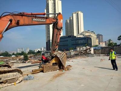 違建！凱里假日廣場上千平方米建筑被拆除，引發關注